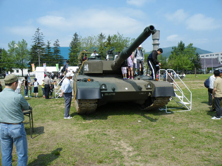 真駒内駐屯地02　90式戦車.jpg
